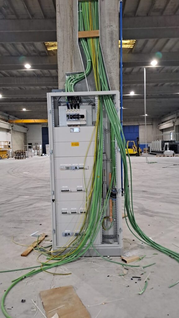 Linee elettriche che scendono dalla canalina al quadro di reparto