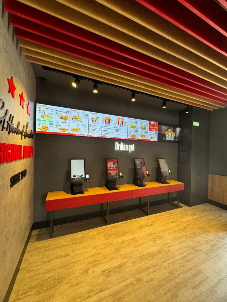 Area ordini e casse del ristorante KFC di Palermo