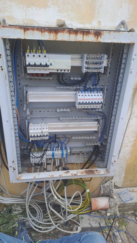 Vecchio quadro elettrico arrugginito prima dei lavori di messa a norma