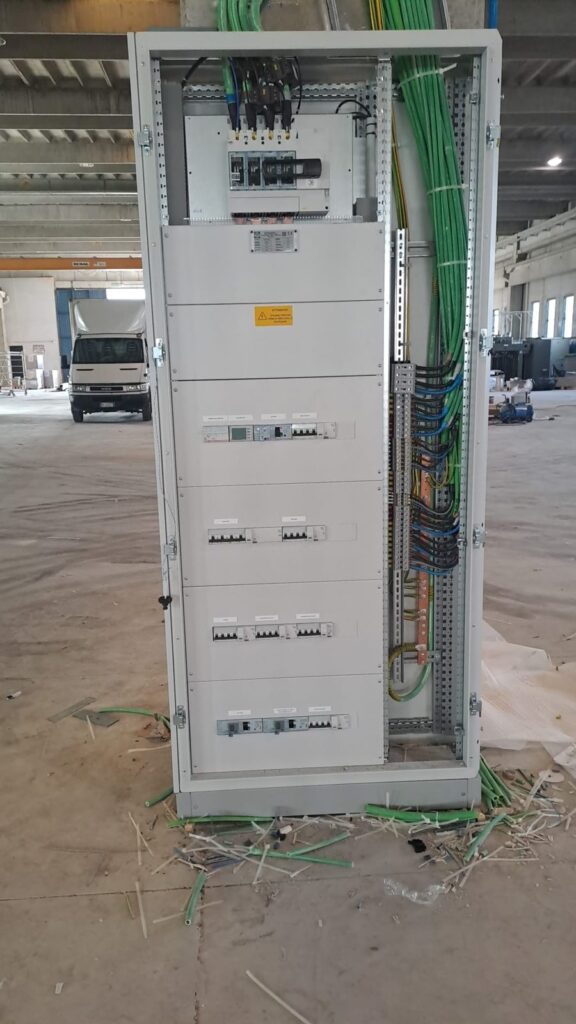 Quadro elettrico di distribuzione in uno stabilimento, cablaggio in corso