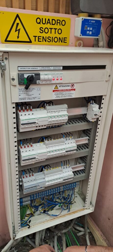 Quadro elettrico industriale con interruttori differenziali e magnetotermici