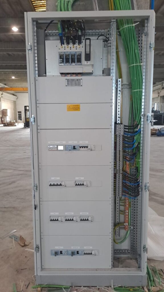 Quadro generale di bassa tensione installato in un capannone industriale a Palermo